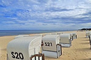 Beach chairs with price tags on a sandy beach. - Apartment building Linquenda 09 (Ahlbeck (Seebad))