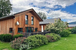 A wooden building with a balcony and a sign that reads 'Calamur.' - Cabin with 1 bedroom (St. Georgen am Kreischberg)