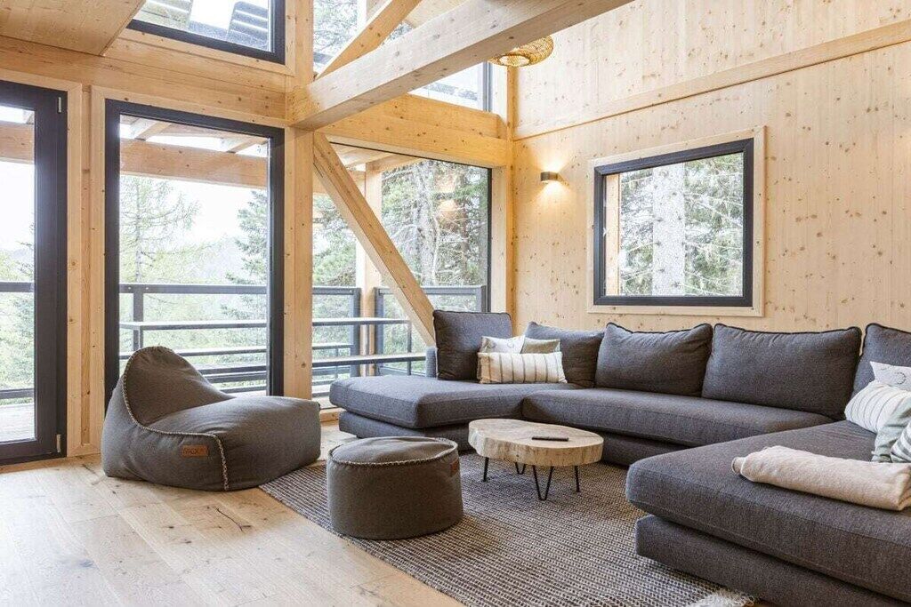Ein modernes Interieur mit einer Eckcouch, einem Sitzsack und einem runden Hocker.
