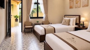 Deluxe Triple Room, City View | Meja, langsir/tirai gelap terus, kalis bunyi, seterika/papan seterika 