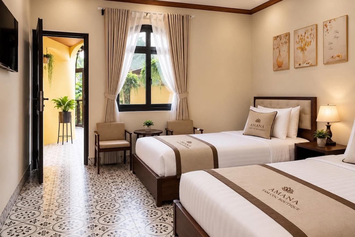 Deluxe Triple Room, City View | Meja, langsir/tirai gelap terus, kalis bunyi, seterika/papan seterika 