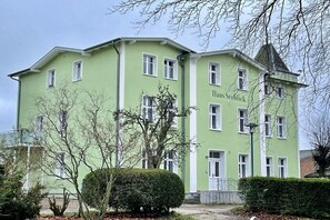A green building with multiple windows and a sign that reads 'Haus Seeblick.' - Holiday apartment with 1 bedroom (Göhren)