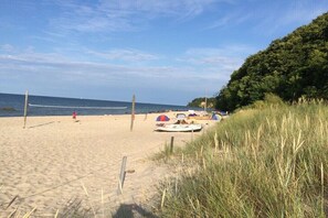 A beach with tents and a volleyball net. - Holiday apartment with 1 bedroom (Göhren)