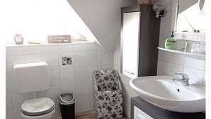 Bathroom - Holiday apartment with 1 bedroom (Großefehn)