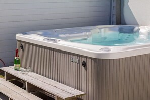 Outdoor spa tub - "Krause Holiday Home" (Vaschvitz)