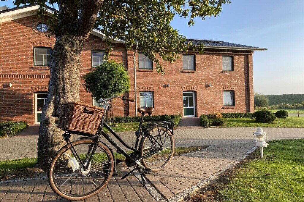 Un edificio de ladrillo con una bicicleta estacionada adelante.