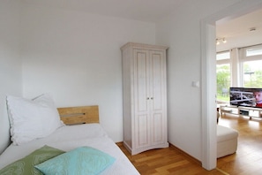 Ein Schlafzimmer mit einem Bett, einem Kleiderschrank und einem Fernseher.