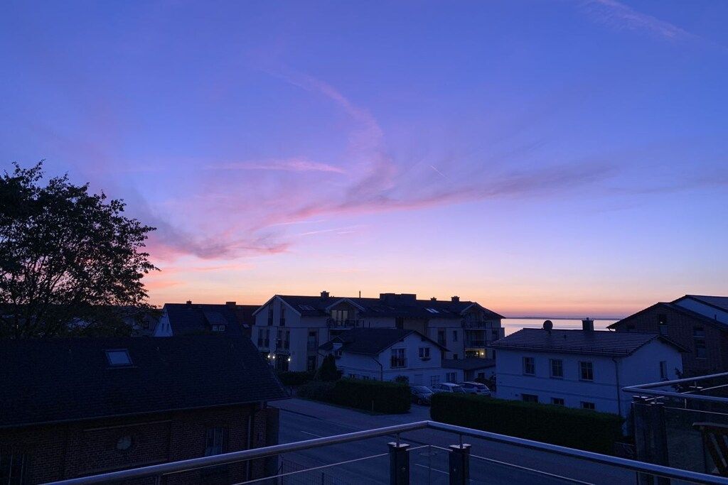 Een woonwijk met huizen en een heldere lucht.