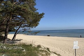 A beach with a sign indicating a dog-friendly area. - Holiday apartment "Little Seagull" (Ostseebad Sellin)