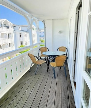 Outdoor dining - Holiday apartment "Little Seagull" (Ostseebad Sellin)