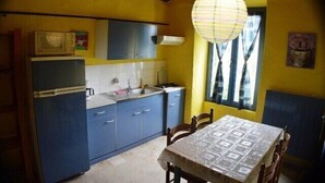 Private kitchen - Vrbo Property (Grospierres)