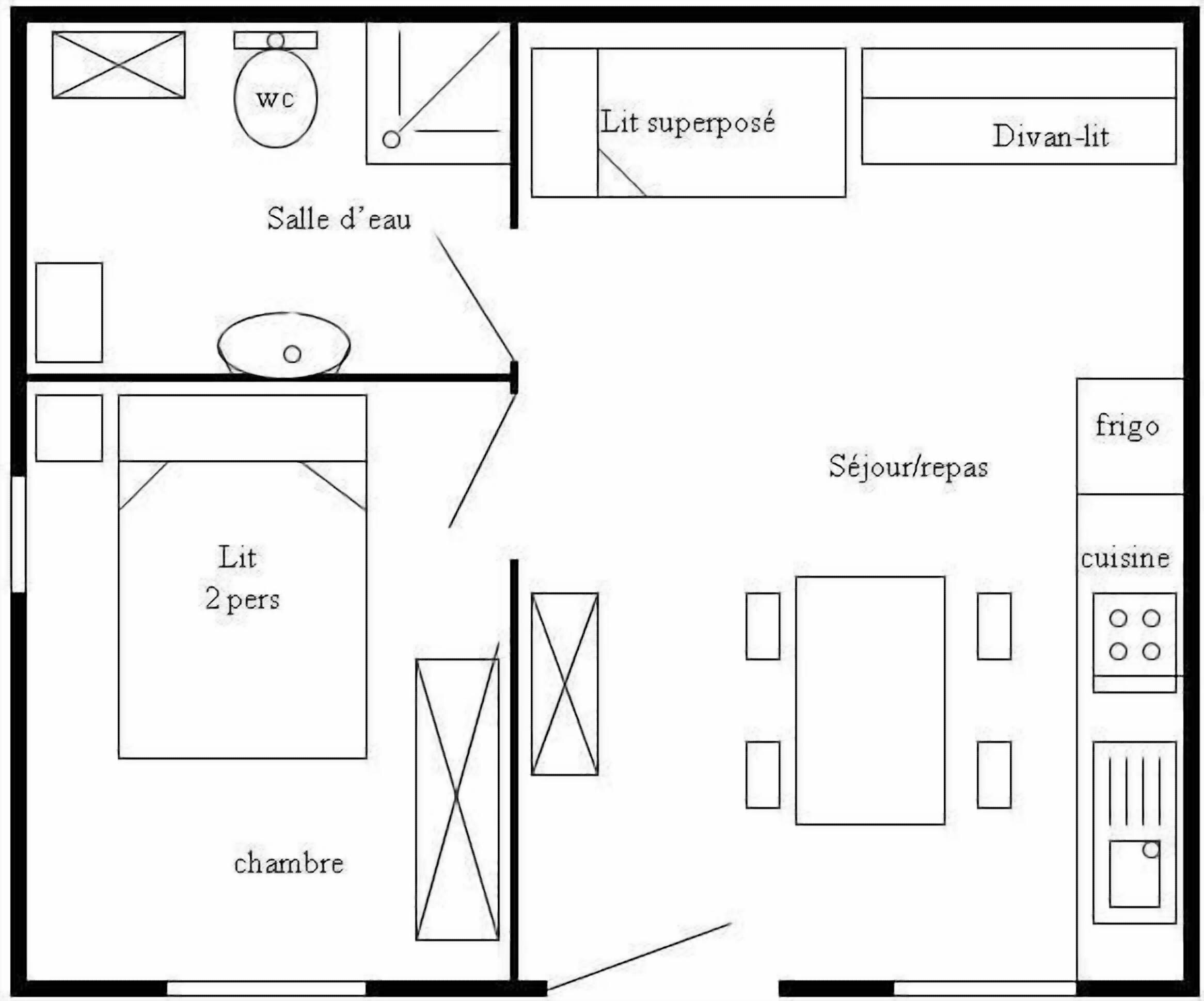 Distribución de una habitación de hotel con baño, habitación superior, comedor, cocina y sala de estar.