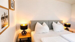 Ein Hotelzimmer mit einem Bett, zwei Nachttischen und zwei Lampen.