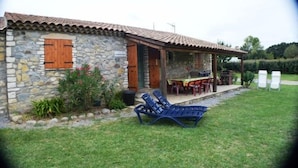 Outdoor dining - Vrbo Property (Grospierres)