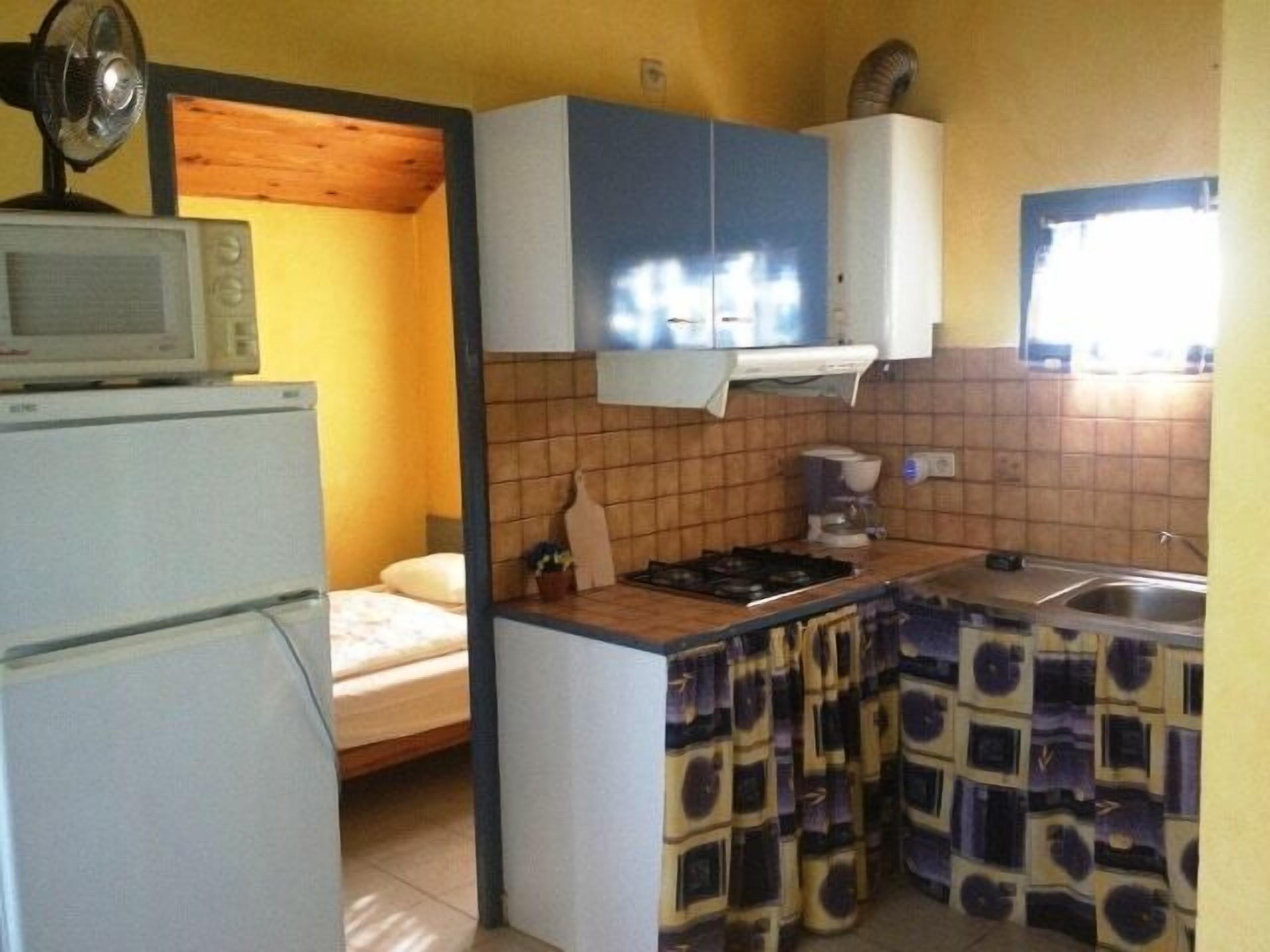 Coffee/tea maker, fridge, microwave, stovetop