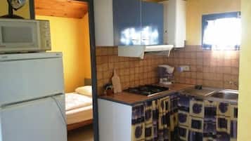 Coffee/tea maker, fridge, microwave, stovetop