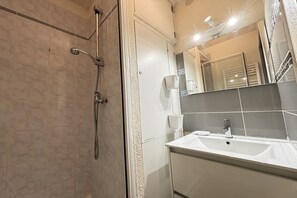 A bathroom with a shower, a sink, and a mirror. - Cozy Mountain-View Apartment in Les Deux Alpes for 4 (Les Deux Alpes)