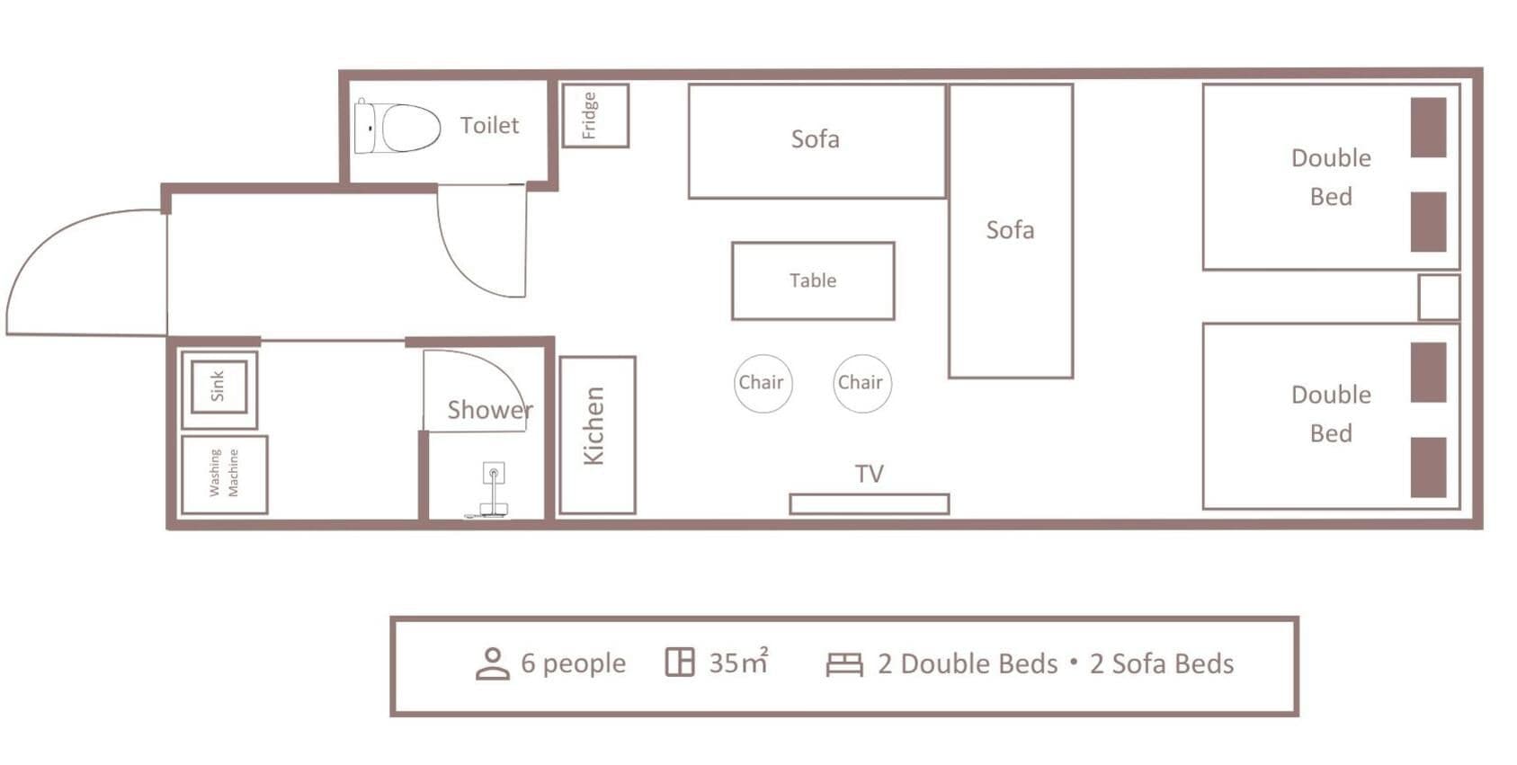 Plano de planta de una habitación de hotel con kitchenette, baño, sala de estar con televisor, dos camas matrimoniales y dos camas sofa.