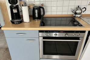 Kaffetrakter/tekoker, kjøleskap, mikrobølgeovn og ovn