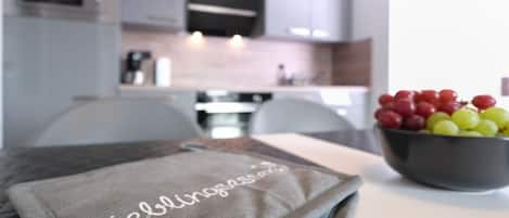 Cafetera y tetera, refrigerador, microondas y horno