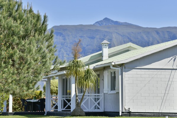 Unclassified image, 1 of 11, button - Villa Le Caltha : Vue mer & montagne, 4 chambre, jusqu'à 10 personnes (Le Tampon)