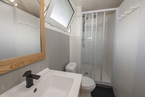 Unclassified image, 5 of 11, button - Villa Le Caltha : Vue mer & montagne, 4 chambre, jusqu'à 10 personnes (Le Tampon)