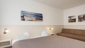 Unclassified image, 4 of 22, button - No. 2 (Veranda) in Villa Fabiola (Ostseebad Binz)