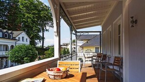Unclassified image, 2 of 22, button - No. 2 (Veranda) in Villa Fabiola (Ostseebad Binz)