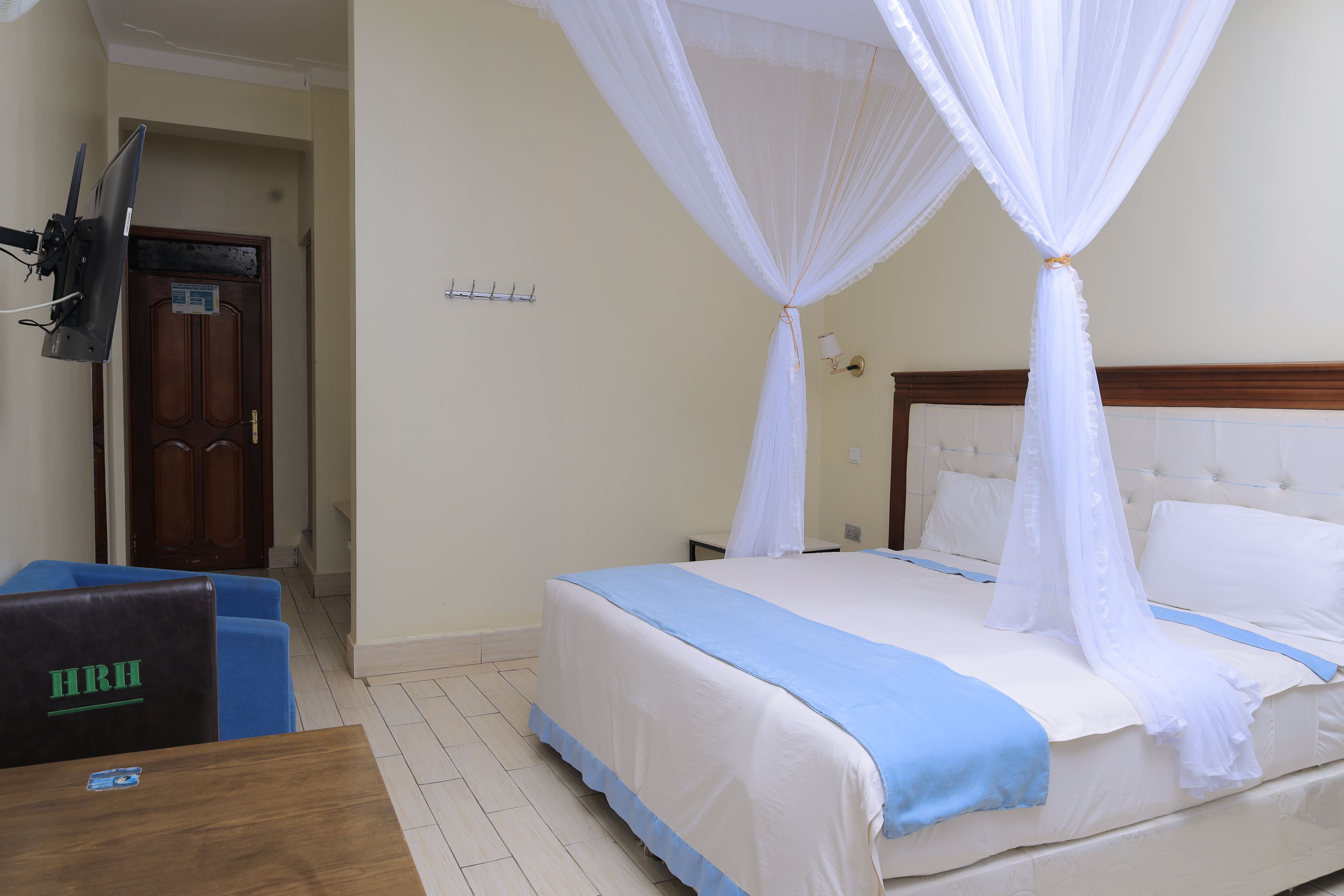 Une chambre d’hôtel avec un lit, un bureau et une télévision.