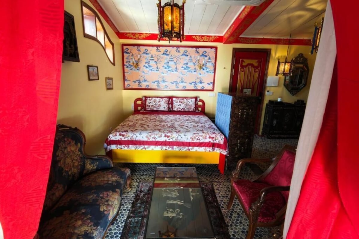 Ein Zimmer mit einem Bett, einem Sofa, einem Tisch und einem Sessel.