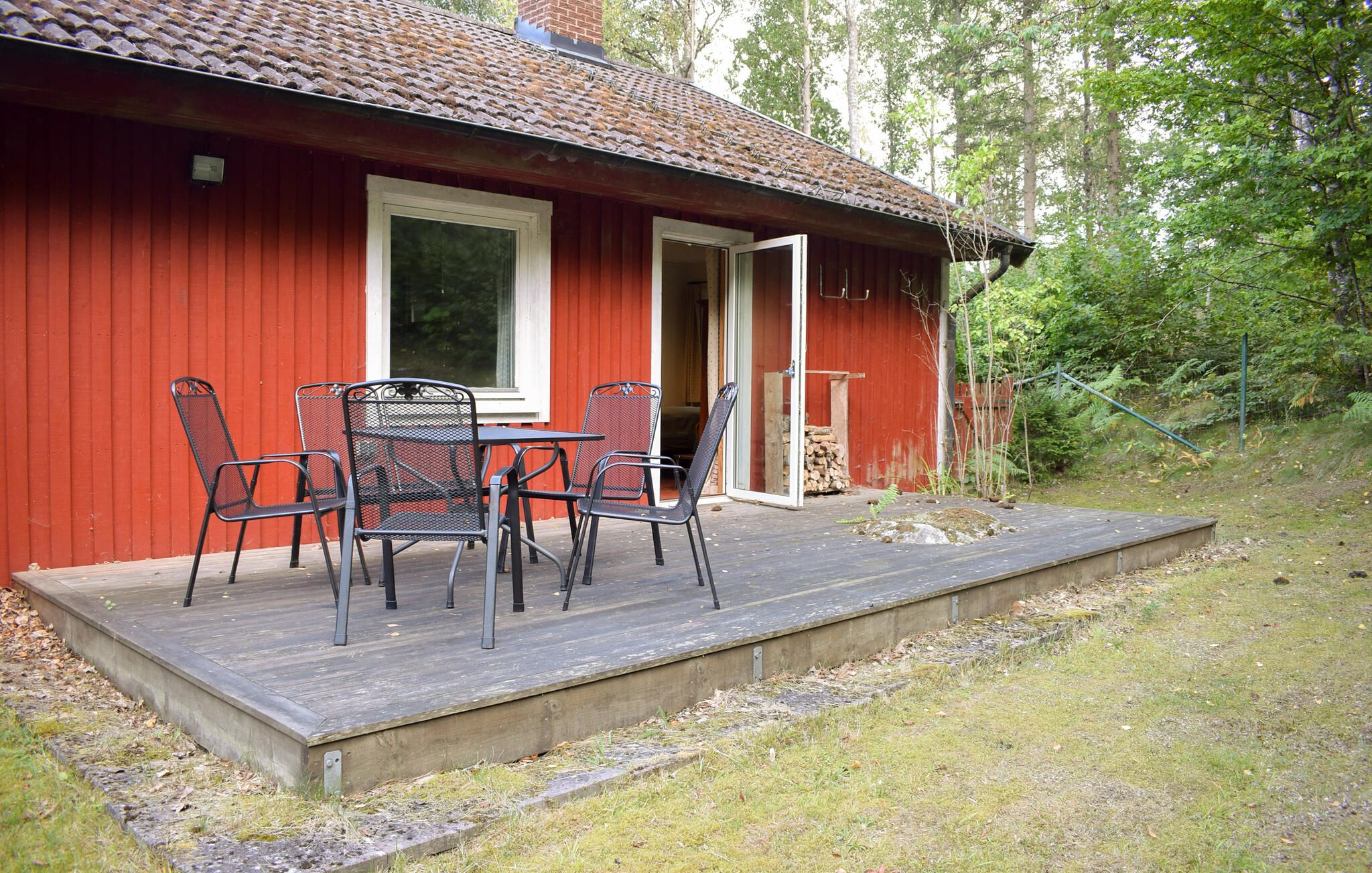 Een rood houten gebouw met een overdekte patio.