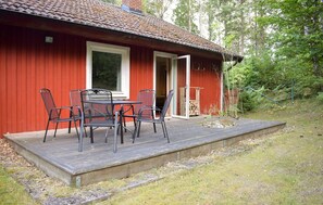 A red wooden building with a covered patio area. - 3 bedroom stunning home in Backaryd (Backaryd)