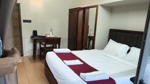 Suite Premium, vista montagna | Una scrivania, postazione laptop, Wi-Fi gratuito