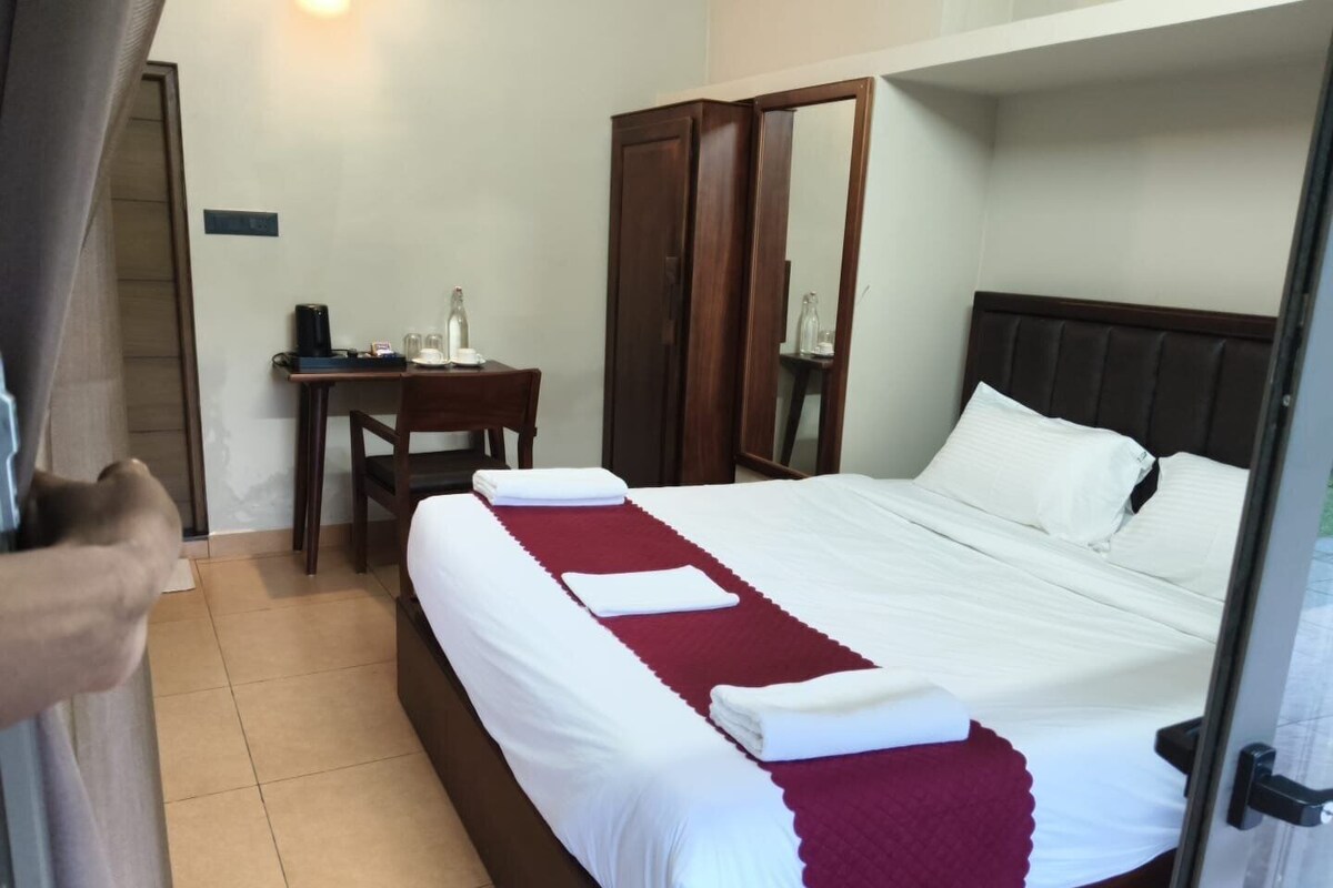 Premium Suite, Mountain View | Meja, ruang kerja komputer riba, Wi-fi percuma 