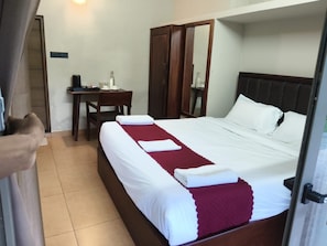 Premium Suite, Mountain View | Meja, ruang kerja komputer riba, Wi-fi percuma 