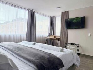 Een strijkplank/strijkijzer, wifi, beddengoed