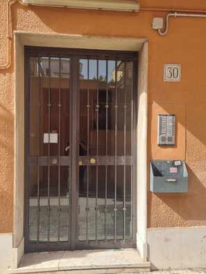 A residential entrance with a metal gate, a mailbox, and a house number 30. - Easy Metro Apartment Rome Boccea (Roma)