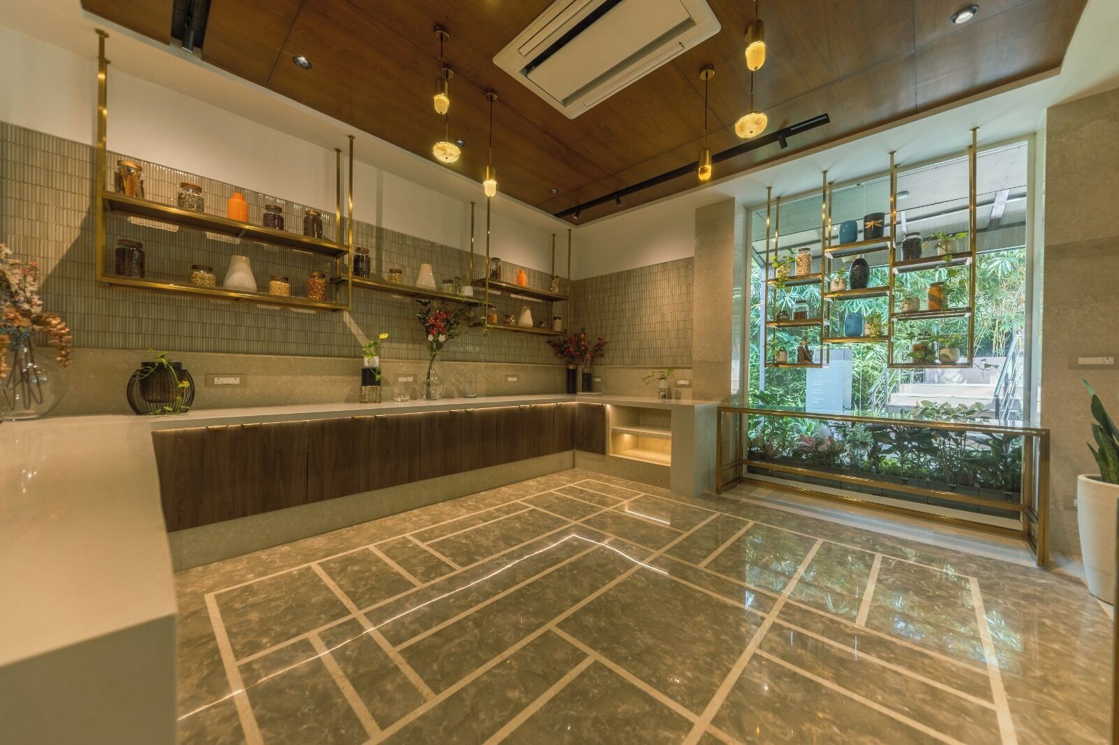 Cozinha moderna com piso de mármore, teto de madeira e iluminação pendente.