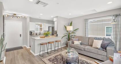 Riverfront loft just steps from Broadway! Enjoy a king bed, pool, gym, free parking, and modern comforts in this stylish retreat overlooking the Cumberland River. Walk to honky tonks, Nissan Stadium, dining, and live music.