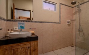 Deluxe kamer, 1 twee- of 2 eenpersoonsbedden | Badkamer