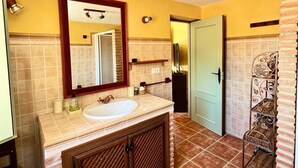 Shower, towels, soap - Welcome to Casa Berberi (Montejaque)