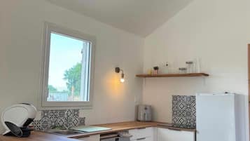 Coffee/tea maker, microwave, stovetop, dishwasher
