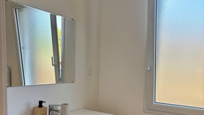 Shower, toilet paper - Vrbo Property (Bouniagues)