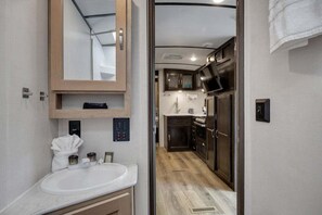 Unclassified image, 4 of 23, button - RV Rental-D20 Surveyor Legend 30ft (Madras)
