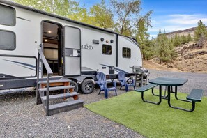Unclassified image, 2 of 23, button - RV Rental-D20 Surveyor Legend 30ft (Madras)