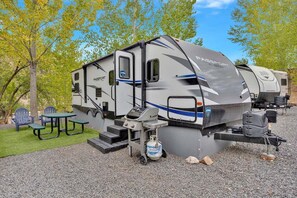 Unclassified image, 3 of 18, button - RV Rental D22 - Keystone Passport 32ft (Madras)