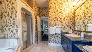 Hair dryer, towels - The Georgian on King (Niagara-on-the-Lake)
