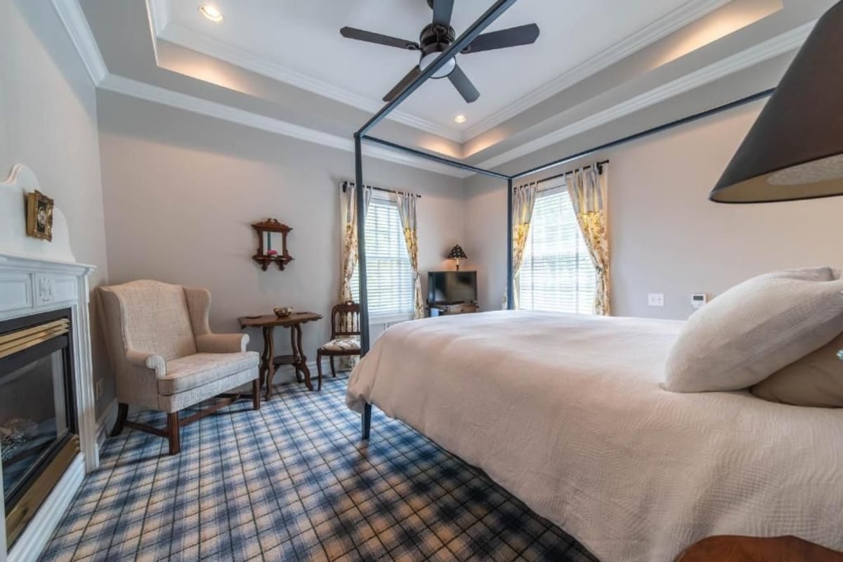 Suíte luxo, vista para a cidade | Roupas de cama premium, edredons de pluma, cortinas blackout