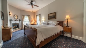 Premium bedding, down duvets, blackout curtains, iron/ironing board - The Georgian on King (Niagara-on-the-Lake)