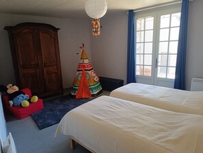 4 habitaciones, tabla de planchar con plancha, wifi y ropa de cama 